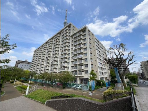 家族の集まるリビング。間仕切りをうまく使うことで部屋の雰囲気がガラリと変わります　※イメージパースです。現況とは相違する場合がございます。