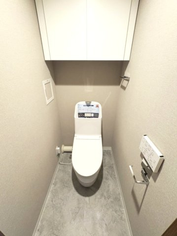落ち着いた色調のトイレです。