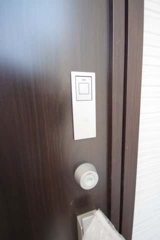 玄関扉はカードキー対応