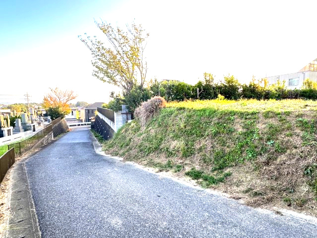 前面道路は交通量も少なく安心です♪