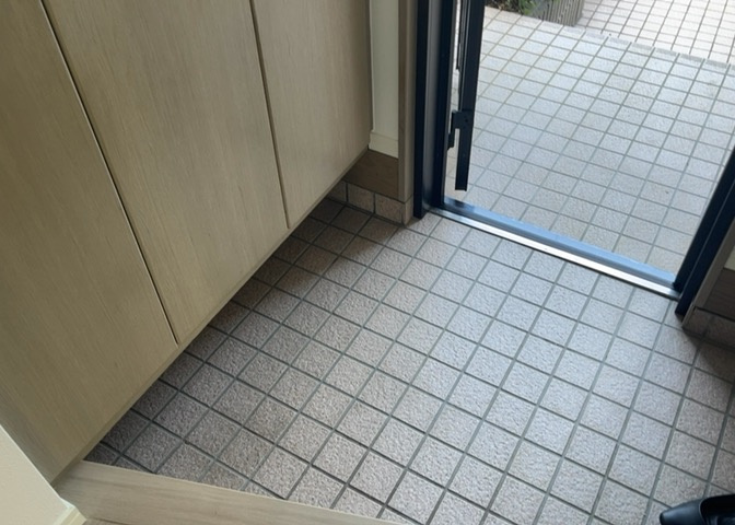 2026年6月に新調予定の玄関ドアが住まいの顔を彩ります。シューズボックスを備えており家族分の靴類をスッキリ収納可能です。玄関まわりの内装も綺麗にリフォームされますので気持ちよくお客様を迎えられます。