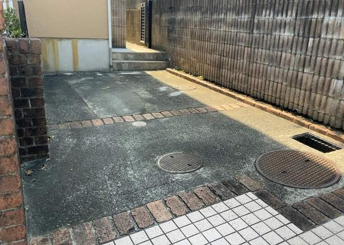敷地内にはカースペースが確保されており、ハイルーフ車の駐車にも対応しています。お車をお持ちのご家庭でも安心してご検討いただけます。毎日の通勤やお買い物、週末のお出かけにも大変便利な住環境です。