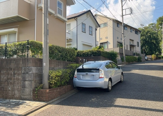 北東側の前面道路は幅員約6.0mの公道となっており、大型車同士のすれ違いもスムーズに行えます。車庫入れが苦手な方でも焦らず安全に駐車作業ができる道路環境ですので毎日の運転も安心でストレスフリーです。