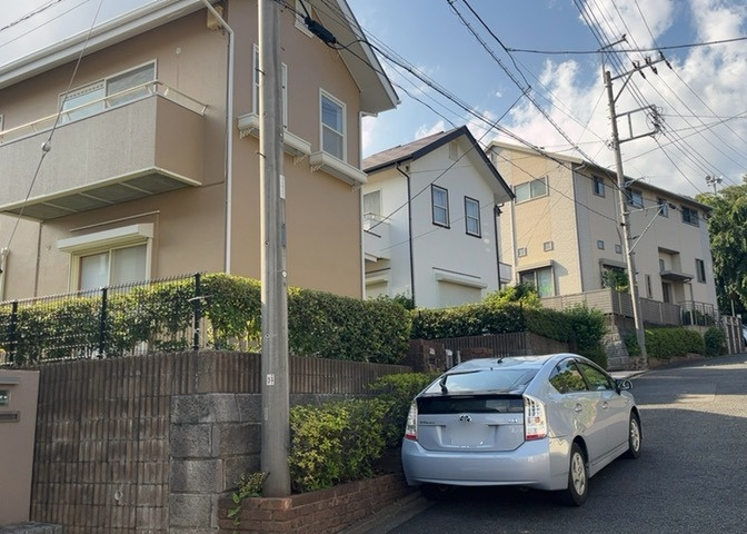 前面道路の幅員が6m以上あるため、開放的な街並みが広がっています。交通量が少なめの静かな住環境で、小さなお子様がいるご家庭でも安心してお過ごしいただけます。周辺環境も含めてぜひ現地をご覧ください。