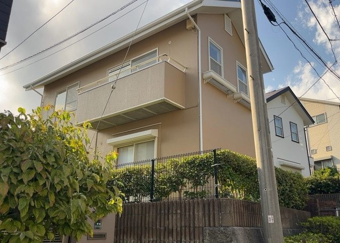 木造2階建て、建物面積118.82平米の堂々とした佇まいです。外壁や屋根の塗装工事などの外装リフォームを2026年6月に完了予定となっており、購入後の大きなメンテナンス費用も抑えることができます。