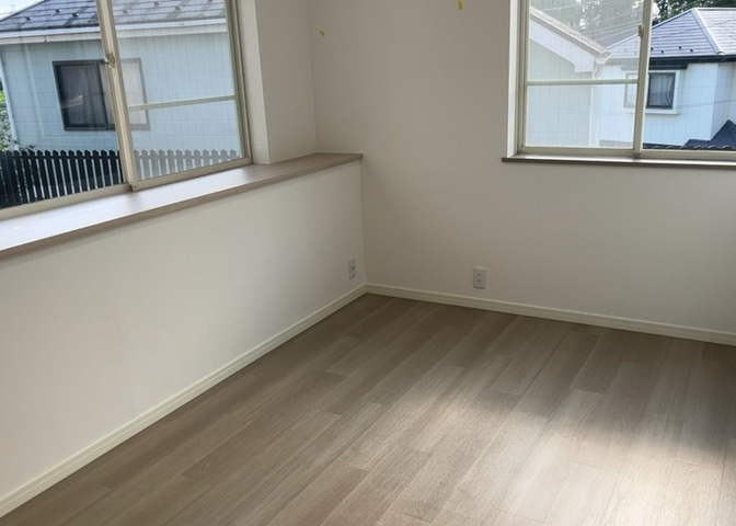 家具の配置がしやすい18.3帖の広々としたリビングダイニングです。リフォーム後は壁紙や床材が綺麗になり新築感覚で暮らしを始められます。ご家族全員でゆったりと団らんを楽しめる空間設計となっております。