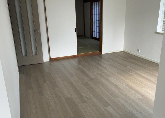 18.3帖のLDK内にあるダイニングスペースは、ご家族で食卓を囲むのに十分な広さです。南東向きの窓から明るい光が差し込み、毎日の朝食や夕食の時間をあたたかく快適に彩ってくれる心地よい住空間です。
