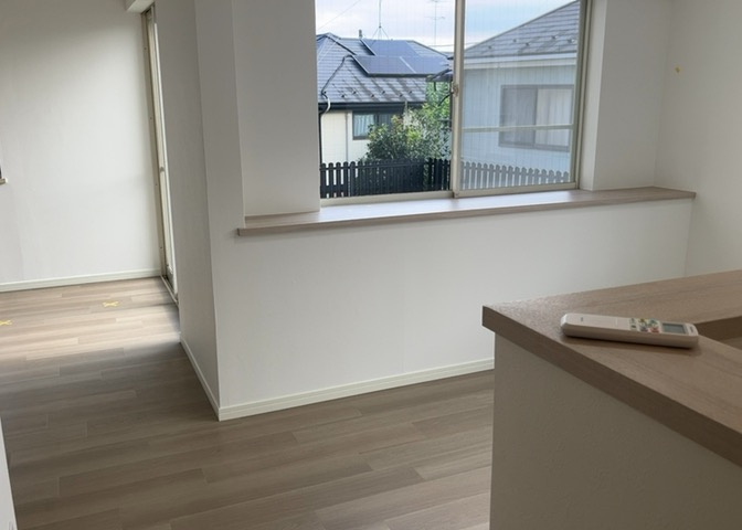 開放感のある対面式システムキッチンが採用されたダイニングキッチンです。調理をしながらダイニングにいるご家族との会話が弾むレイアウトで、お子様の様子を見守りながら安心して家事を進めることができます。