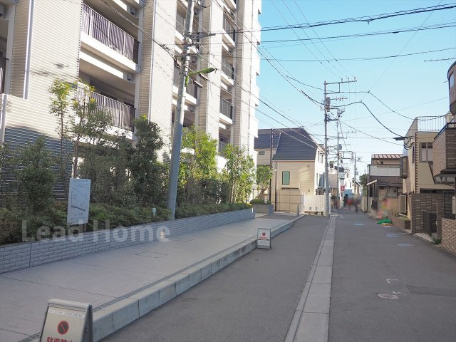 幅員にゆとりがある平坦な前面道路です。見通しが良くお車での出入りやお散歩もスムーズに行えます！