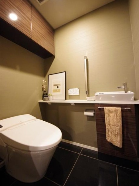 専用の手洗いカウンターや吊戸棚が整ったトイレです。ストック類を隠して清潔な空間を保てます♪