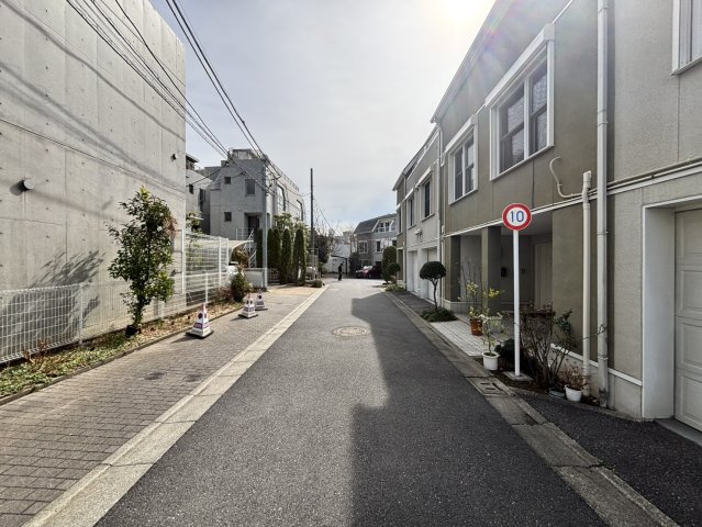 電柱が整理され、スッキリとした空が広がる周辺環境。交通量も少なく、お子様との歩行も安心感があります。周辺の建物とも調和しており、この街の一部として暮らす喜びを実感できる、良好な住環境です。