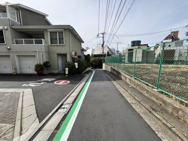 電柱が整理され、スッキリとした空が広がる周辺環境。交通量も少なく、お子様との歩行も安心感があります。周辺の建物とも調和しており、この街の一部として暮らす喜びを実感できる、良好な住環境です。