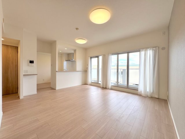 リビング（別角度）　約16.9帖の広々としたLDKです。全居室フローリングでお掃除もしやすく、いつでも清潔な空間を保てますね。ご家族の笑顔があふれる、温かい団らんの場になりそうです。