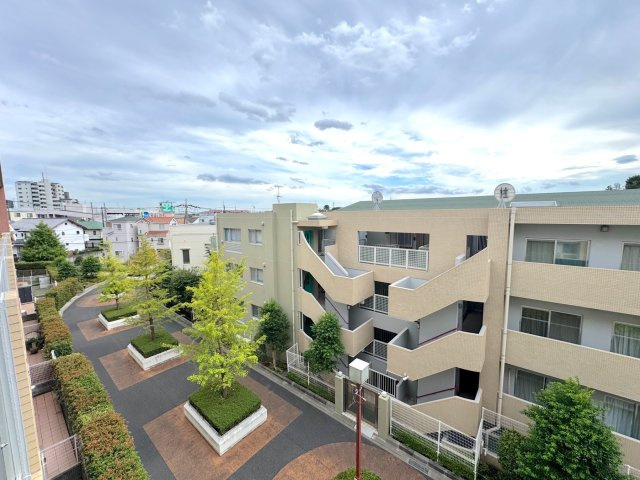 4階部分・南向きからの眺望です。たっぷりの陽光と心地よい風を感じられる、開放的な景色が広がります。家事の合間やリモートワークの休憩時に、ホッと一息つける癒しの空間になりそうですね。