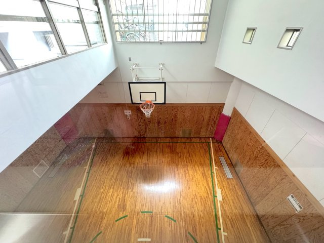 バスケットボールコート　敷地内にはバスケットボールコートがございます。休日にお子様とスポーツを楽しんだり、運動不足の解消にもぴったりですね。共用施設が充実したマンションならではの嬉しい魅力です。