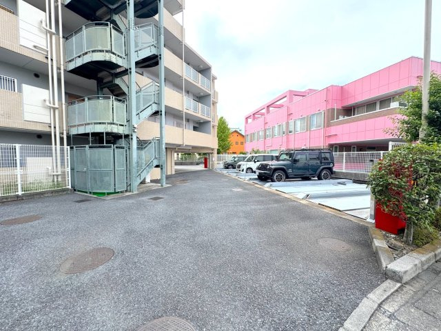 敷地内駐車場がございます（月額7、500～11、000円）。お車をお持ちのお客様も安心してお引越しいただけます。空き状況については都度確認いたしますので、お気軽にお声がけください。