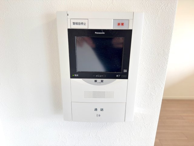 訪問者の顔を映像でしっかり確認できるTVモニター付きインターフォンを完備しています。防犯面でも安心感があり、小さなお子様や女性のお留守番時にも心強い設備です。