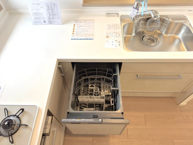 食洗機　新規交換されたシステムキッチンには、便利なビルトイン食洗機が内蔵されています。面倒な食器洗いを任せられるので、食後はご家族とのゆったりした時間を楽しんでいただけますね。