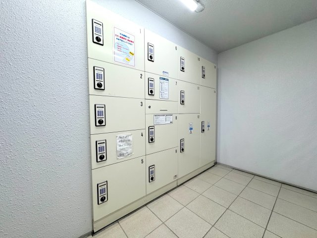 エントランスには便利な宅配ボックスがございます。ご不在時や、リモートワーク中で手が離せない時でも確実に荷物を受け取れるため、再配達の手間を省くことができます。