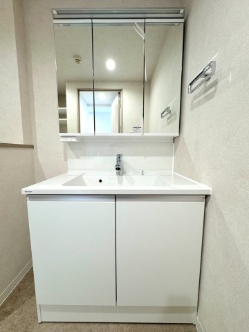 新規交換済みの、清潔感あふれる洗面化粧台です。洗濯用の水栓や防水パンも新しくなっており、水まわりのトラブルを未然に防ぎ、気持ちよく新生活をスタートできます。