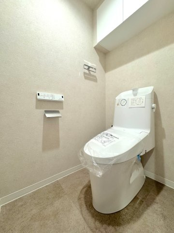 新しく交換された温水洗浄便座一体型のトイレです。毎日使う場所だからこそ、清潔でお手入れのしやすい設備が嬉しいですね。フロアタイルも新調され、パッと明るい印象です。