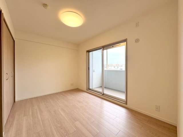 洋室1・約6.2帖　約6.2帖の洋室は、主寝室としてゆったりお使いいただけます。頼もしいサイズのクローゼットを備えており、お洋服や荷物をすっきり収納して、お部屋を広く使えます。