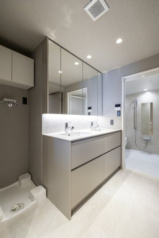 鏡の裏に豊富な収納を備えた、ワイドな洗面化粧台。忙しい朝も二人並んで身支度が整えられる広さです。足元の収納にはリネン類もすっきり収まり、サニタリー空間を常に清潔で美しく保てます♪