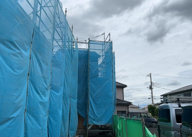 バルコニーは、室外の専用スペースのうち、「屋根がなく開放された空間」であるものを指します。ベランダより広いタイプのものが多く、日当たりもよいため家庭菜園などを楽しみたい人にとって適した環境となります。