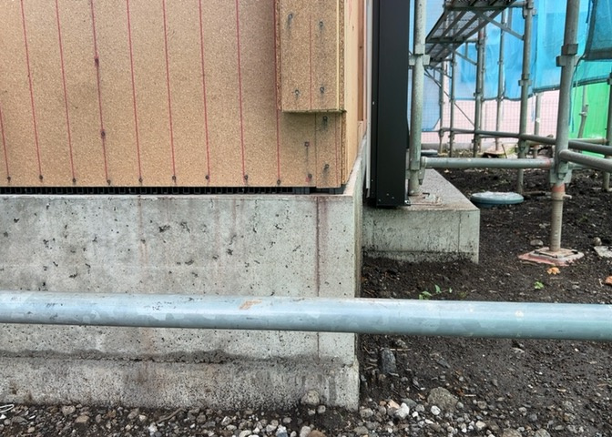 ベタ基礎とは、柱の位置に関係なく全体に基礎がある事を指し、面積が大きい分建物の重さを全体に分散できます。また、地面からの湿気や害虫を遮断でき、木造住宅で心配されるシロアリ被害を防ぐ効果も期待できます。