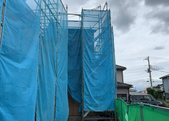 現地に行くなら、物件の周囲の地形がどうなっているかを見ることも大切です。周辺より低くなっている土地では、大雨などで水が集まりやすいため、地盤が弱くなっているということも考えられるため、注意が必要です。