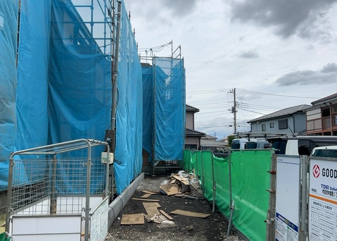 道幅が狭い場所は比較的土地の値段が低いことが多く、また交通量が少ないため騒音が少なく静かな環境で過ごせます。また、小さいお子様がいるご家庭も安心です。一方で車の駐車が難しいというデメリットもあります。
