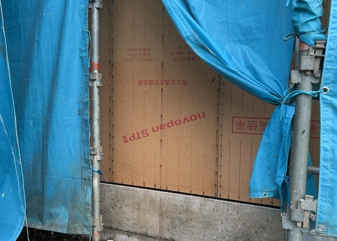 建物建築の外壁の主流となっているサイディング仕様は、板を外壁に貼り合わせる施工方法です。金属系・木質系・窯業系があり、断熱性や耐用性などが異なります。外壁の色やデザインなど詳細は現地でご確認ください。