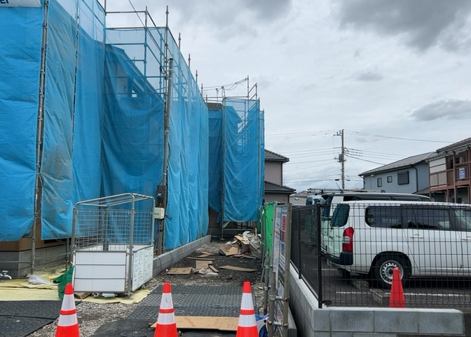 住宅用の土地では前面道路に2m以上接していなければならないと法律で定められています。しかし、お持ちの車のサイズやライフスタイルなどにより、2mでは利便が悪い場合もございますので、事前に確認しましょう。