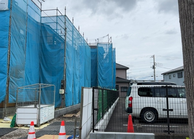 お持ちの車種によっては前面道路が広い方が便利でしょう。しかし、前面道路が広ければその分交通量が多くなるため、騒音などが気になる場合があります。実際に現地を見学し、周辺交通量や騒音などを確認しましょう！