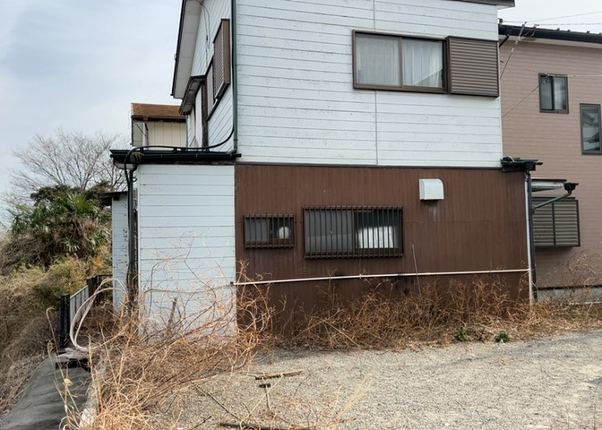 土地の形が極端に長細かったり、狭小地、あるいは道路との高低差がある傾斜地だった場合、後々売ろうとしても買い手がつかない場合もあります。後々、売却することになった時に価値の下がらない土地を選びましょう。