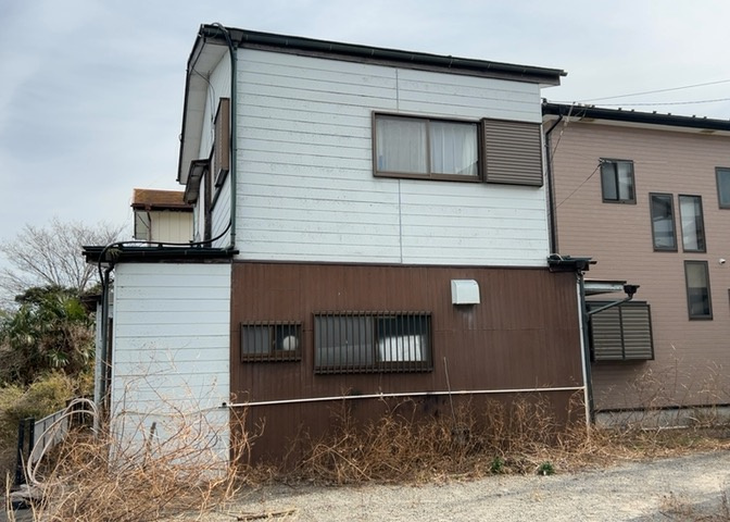 土地の面積＝住宅面積ではありません。建ぺい率の問題などで、土地のある場所によって住宅を建てられる面積は限られています。高さもしかり、「土地」という言葉の中には、建築条件も含まれると考えておきましょう。