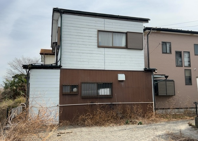 家を建てる場合、方位は要チェックです。現実的に日当たりのよい家ならばリビングは南側、建築基準法でも北側に当たる家への配慮は求められています。土地を見学に行く際は、方位磁針を持って行くようにしましょう。