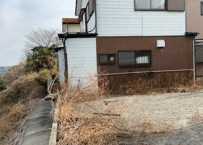 土地を買う際、住む地域の自治体や福祉の補助制度にも注目してみましょう。子供や老人の医療補助やゴミ出しのルールなど、自治体によってルールに大きな違いがあるため、暮らしやすい土地で判断するとよいでしょう。