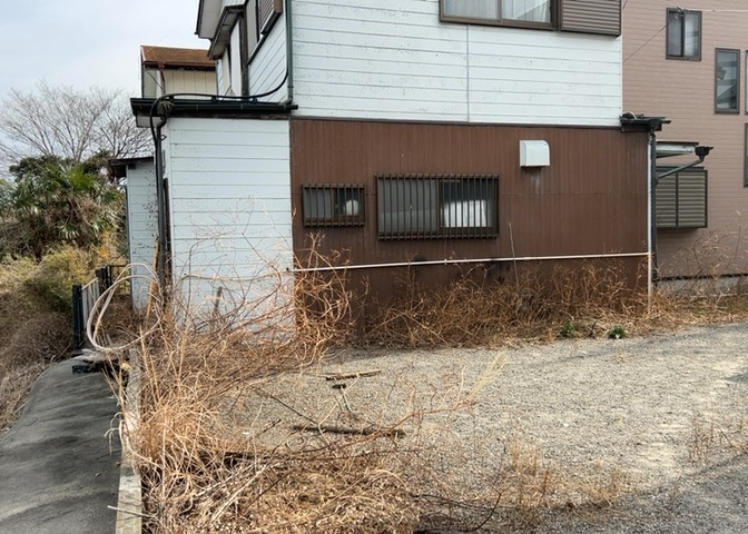 土地の前の道路に消火栓が設置されていることがあります。この場合、道路交通法第45条第1項により、駐車禁止の場所が指定されています。そのため、車庫などの駐車スペースをつくることができない場合があります。