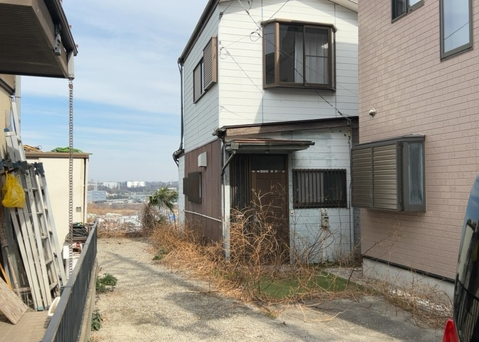 現地に行くなら、物件の周囲の地形がどうなっているかを見ることも大切です。周辺より低くなっている土地では、大雨などで水が集まりやすいため、地盤が弱くなっているということも考えられるため、注意が必要です。