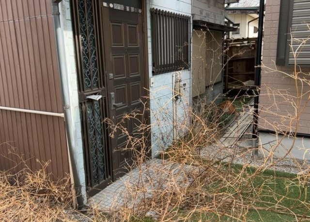土地購入を検討されている場合、境界杭がない状態で購入してしまうと境界確定測量をする必要があり、費用がかかります。購入の前に、売主、隣土地所有者立ち合いのもと境界を確定し境界杭を設置するのがベストです。