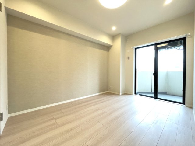 LD横の洋室は、扉を開けて解放感ある空間に。　