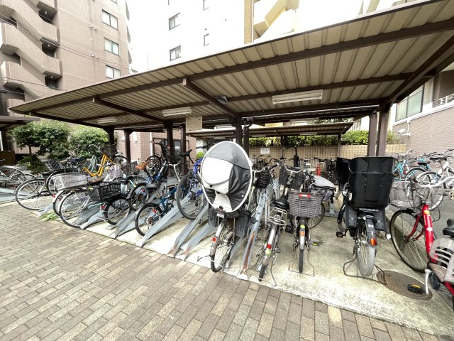 屋根付きの駐輪場で、サビや汚れの心配も不要。　