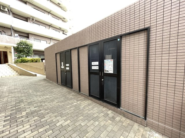 敷地内にゴミ捨て場もあり、忙しい朝も安心です。　