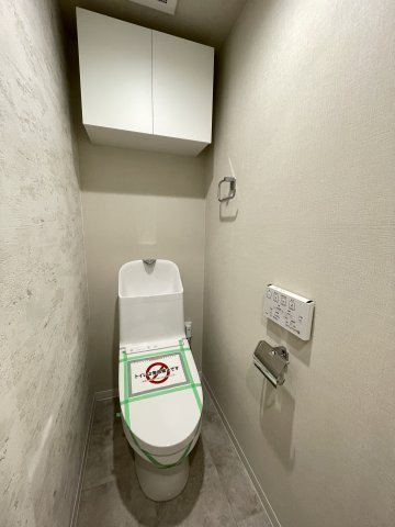 温水洗浄便座付きの清潔感あるトイレは、落ち着いた空間に。　