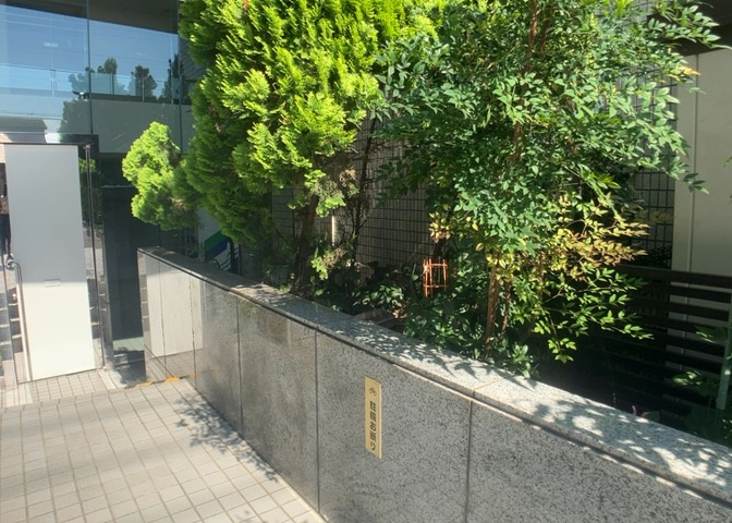物件によっては、入居者が個人的に使用できる専用庭がついているものもあります。また、住宅の中にある土間の部分を庭と呼ぶこともあります。庭の用途は住む人によって変わり、それによってデザインもさまざまです。