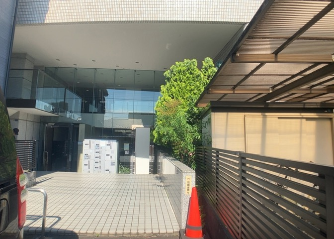 中庭（パティオ）とは、一つの建築物の内部に設けられた、壁などで囲われている庭のことを指します。コの字型、ロの字型が主流ですが、L字型の中庭もあります。最近では、インテリア性の高さからも人気があります。