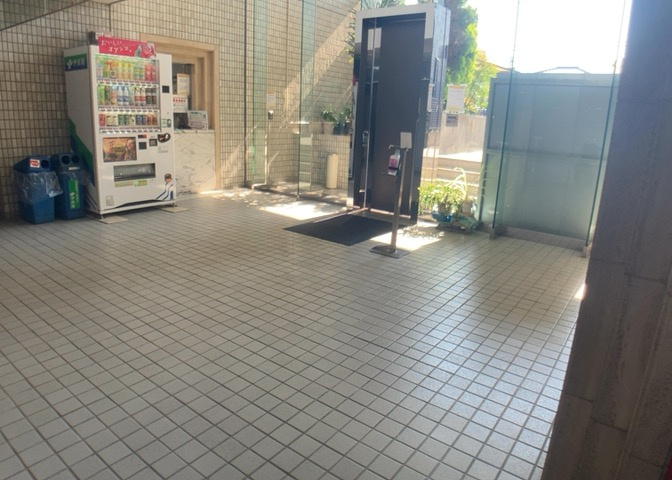 マンションのエントランスには、もともと風よけや防犯の役割がありますが、マンションによって宅配ボックスなどの設備が備わっている所もあります。日々の生活をイメージしながら生活しやすさをチェックしましょう。