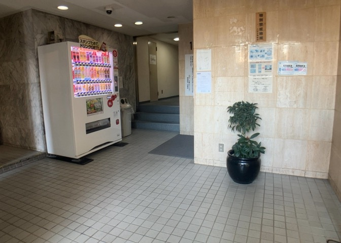 ラウンジは、マンションの共用スペースに椅子やテーブルなどを配置した利用者が寛げる空間です。屋内型ラウンジと屋外型ラウンジがあります。共用部分の管理状況と合わせて、詳細については現地でご確認ください。
