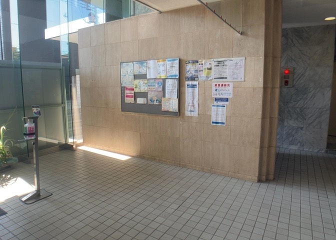 ロビーというと、エントランスと何がちがうの？と思いますよね。実はロビーとエントランスには明確な決まりはありません。物件によっては、エントランスを入って広がるある程度の広さのある空間がロビーとなります。